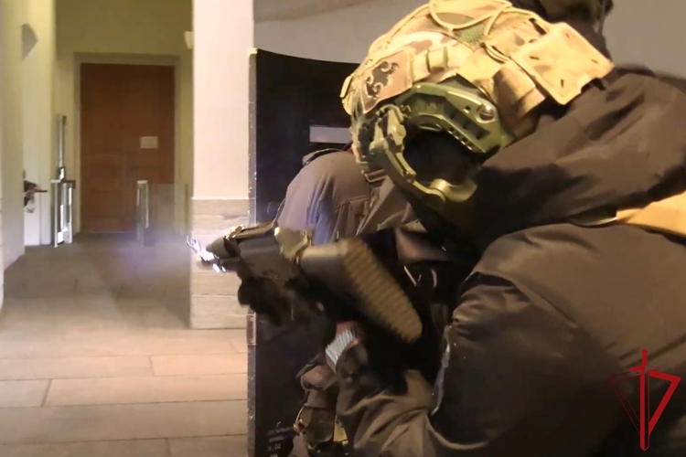 В Петербурге сотрудники Росгвардии провели занятия по нейтрализации вооруженных преступников и освобождению заложника в Главном Штабе Государственного Эрмитажа