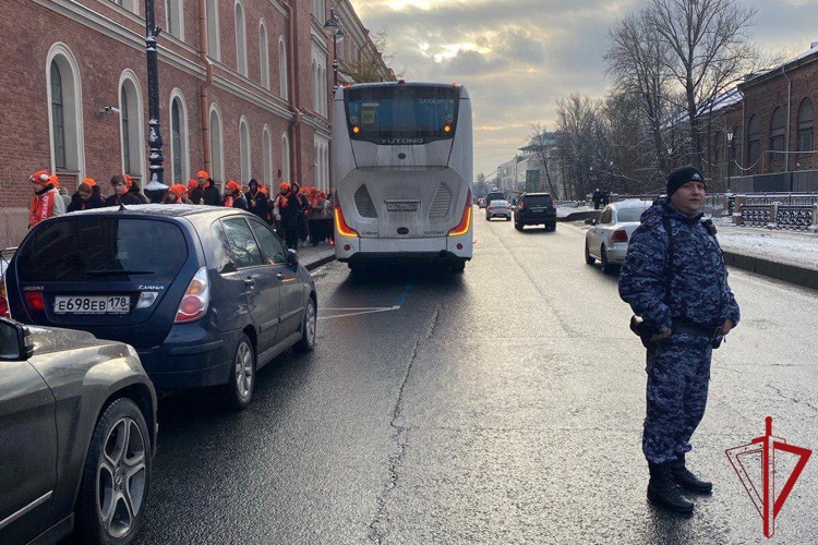 В Петербурге представители Росгвардии приняли участие в охране общественного порядка при проведении проекта "Уроки с путешествием"