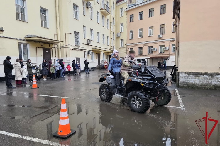 В ОМОН «Бастион» Росгвардии организовали для юных петербуржцев новогодний праздник
