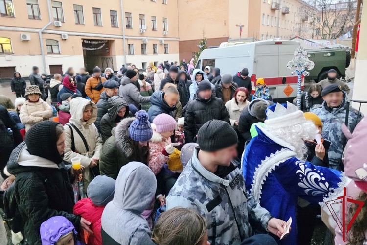 В ОМОН «Бастион» Росгвардии организовали для юных петербуржцев новогодний праздник