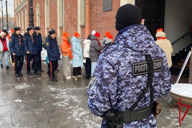 В Петербурге представители Росгвардии приняли участие в охране общественного порядка при проведении проекта "Уроки с путешествием"