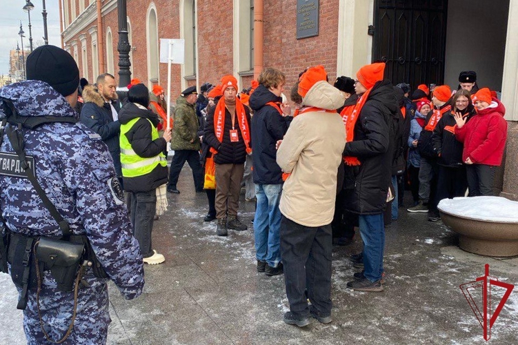В Петербурге представители Росгвардии приняли участие в охране общественного порядка при проведении проекта "Уроки с путешествием"