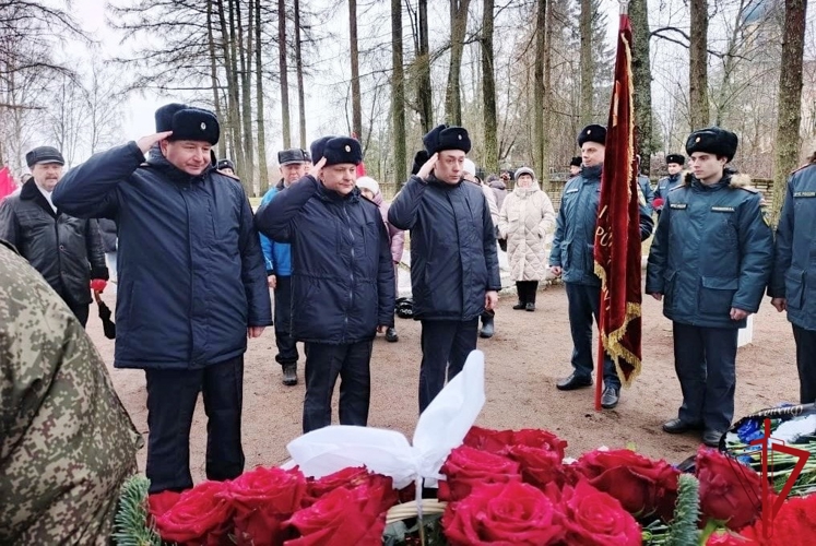 В Тихвине росгвардейцы приняли участие в торжественно-траурных мероприятиях, посвященных 84-й годовщине освобождения города от немецко-фашистских захватчиков