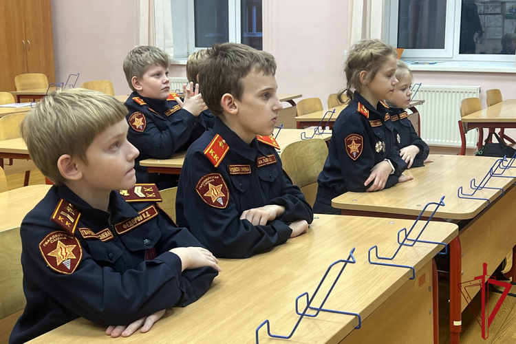 Cотрудники Росгвардии провели урок мужества для учащихся подшефного кадетского класса, посвященный Дню Героев Отечества