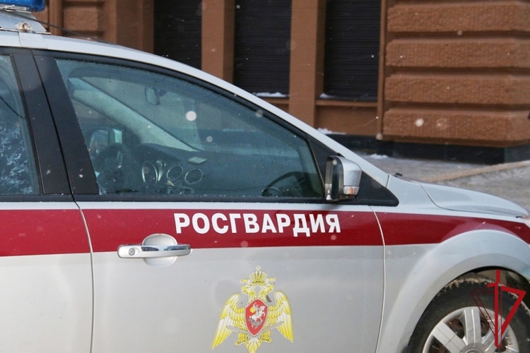 В Санкт-Петербурге наряд Росгвардии оказал доврачебную помощь подростку с ножевым ранением на территории учебного заведения