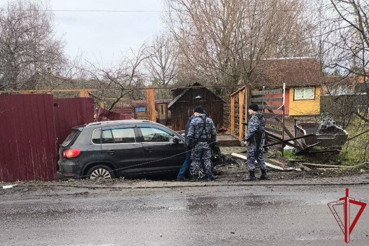 В Ленинградской области росгвардейцы пришли на помощь попавшему в ДТП водителю и вызвали на место спасателей