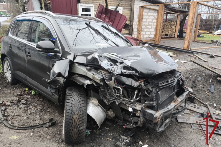 В Ленинградской области росгвардейцы пришли на помощь попавшему в ДТП водителю и вызвали на место спасателей