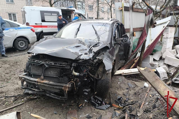 В Ленинградской области росгвардейцы пришли на помощь попавшему в ДТП водителю и вызвали на место спасателей