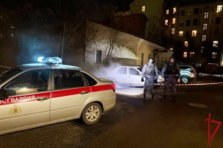 В Калининском районе сотрудники Росгвардии обнаружили и оцепили место коммунальной аварии, а также вызвали аварийную службу