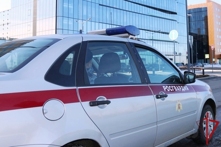 В Калининском районе сотрудники Росгвардии задержали правонарушителя, избившего в гостинице свою жену