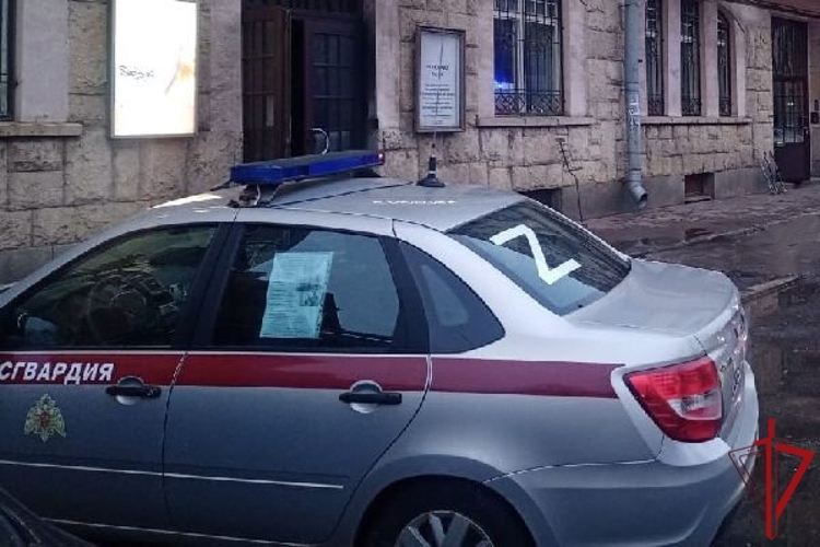 В Петроградском районе наряд Росгвардии задержал правонарушительницу, избившую посетительницу концерта