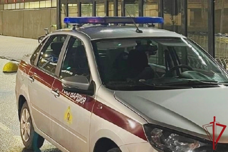 В Калининском районе сотрудники Росгвардии обнаружили и оцепили место коммунальной аварии, а также вызвали аварийную службу