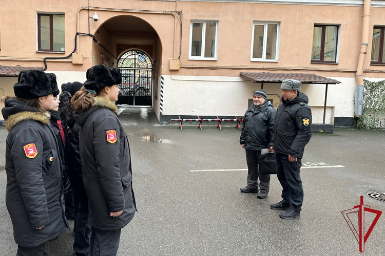 В преддверии Дня Героев Отечества учащиеся подшефных кадетских классов Росгвардии посетили музей ОМОН «Бастион»