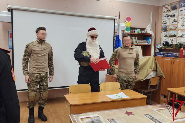 В Санкт-Петербурге Дед Мороз специального назначения поздравил кадетов подшефного класса с наступающим Новым годом