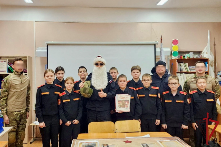В Санкт-Петербурге Дед Мороз специального назначения поздравил кадетов подшефного класса с наступающим Новым годом
