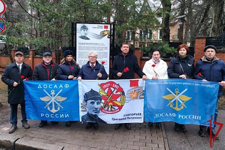 В Санкт-Петербурге и Ленобласти представители Росгвардии приняли участие в торжественно-траурных мероприятиях, посвященных Дню героев Отечества