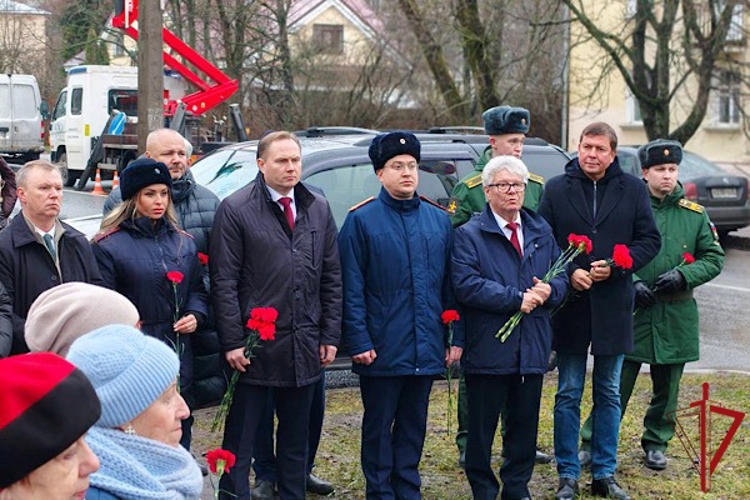 В Санкт-Петербурге и Ленобласти представители Росгвардии приняли участие в торжественно-траурных мероприятиях, посвященных Дню героев Отечества