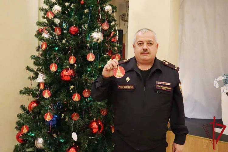 В Ленинградской области сотрудники Росгвардии присоединились к благотворительной акции «Елка желаний»