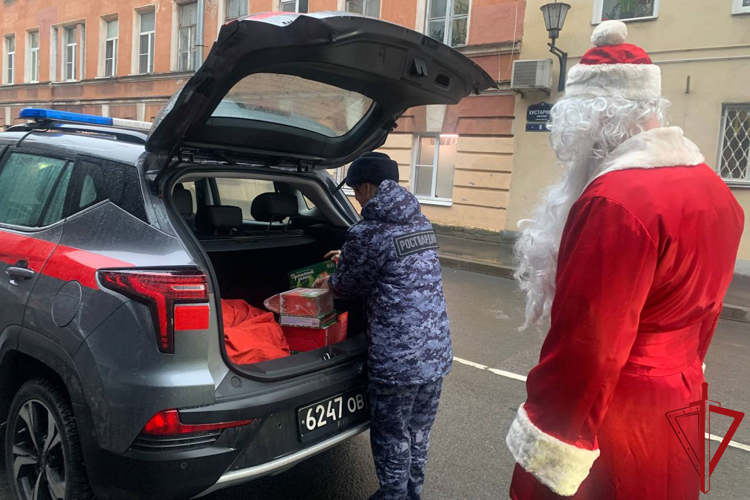 Представители Росгвардии приняли участие в благотворительной акции «Елка желаний», посетив подопечных Детского хосписа