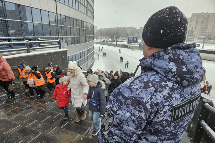 В Петербурге сотрудники Росгвардии обеспечивают безопасность во время проведения Губернаторской ёлки