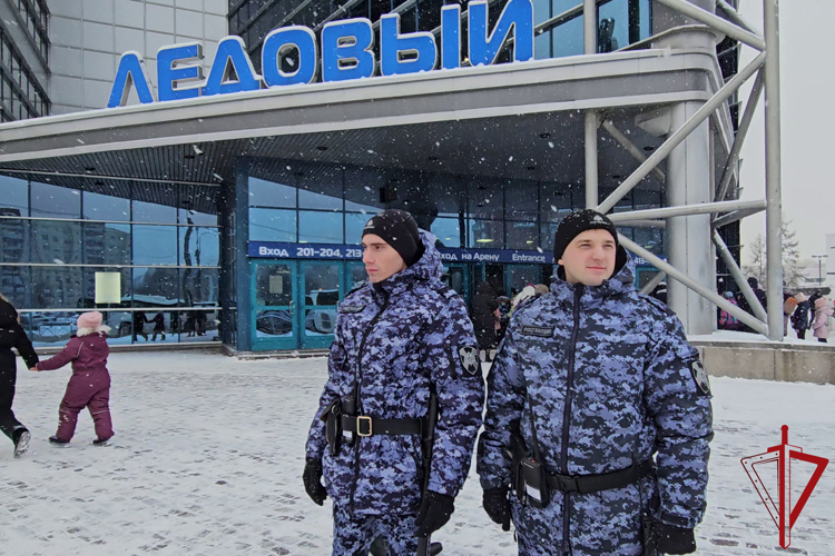 В Петербурге сотрудники Росгвардии обеспечивают безопасность во время проведения Губернаторской ёлки