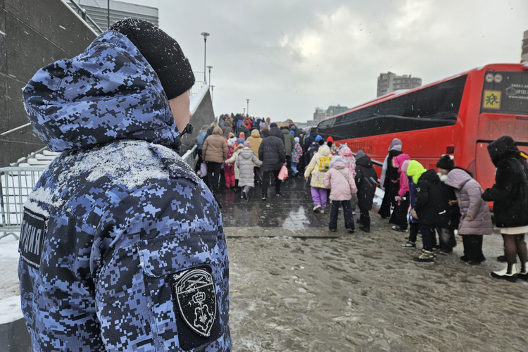 В Петербурге сотрудники Росгвардии обеспечивают безопасность во время проведения Губернаторской ёлки