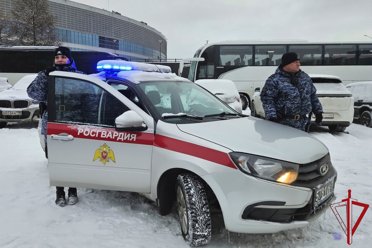 В Петербурге сотрудники Росгвардии обеспечивают безопасность во время проведения Губернаторской ёлки