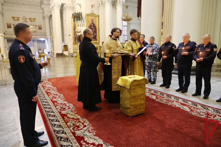 В Санкт-Петербурге командующий Северо-Западным округом войск национальной гвардии РФ вручил погоны высших офицеров