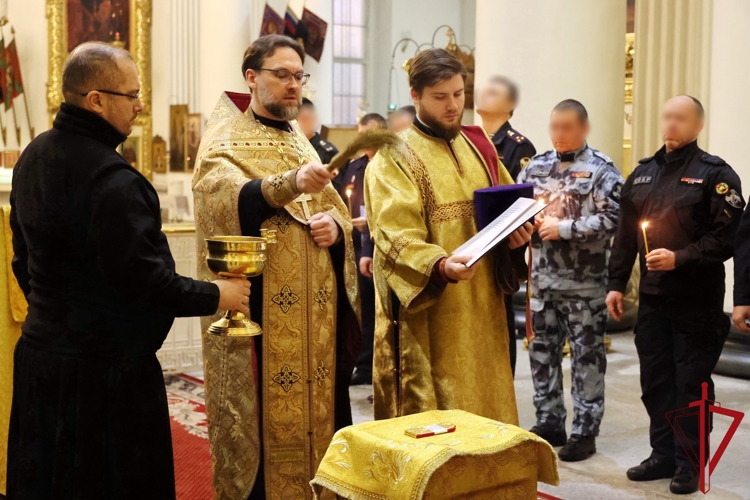 В Санкт-Петербурге командующий Северо-Западным округом войск национальной гвардии РФ вручил погоны высших офицеров