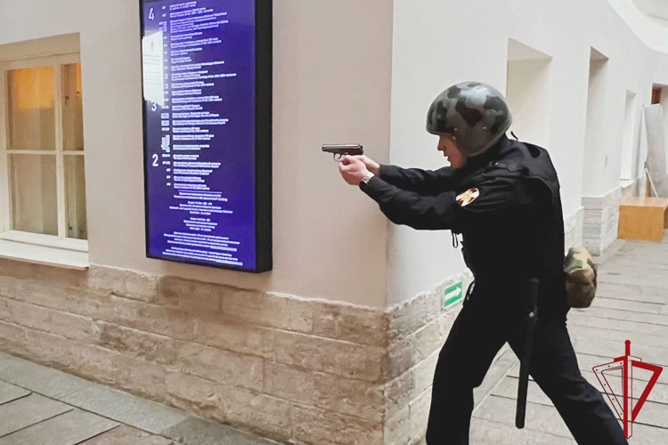В Петербурге сотрудники Росгвардии провели занятия по нейтрализации вооруженных преступников и освобождению заложника в Главном Штабе Государственного Эрмитажа