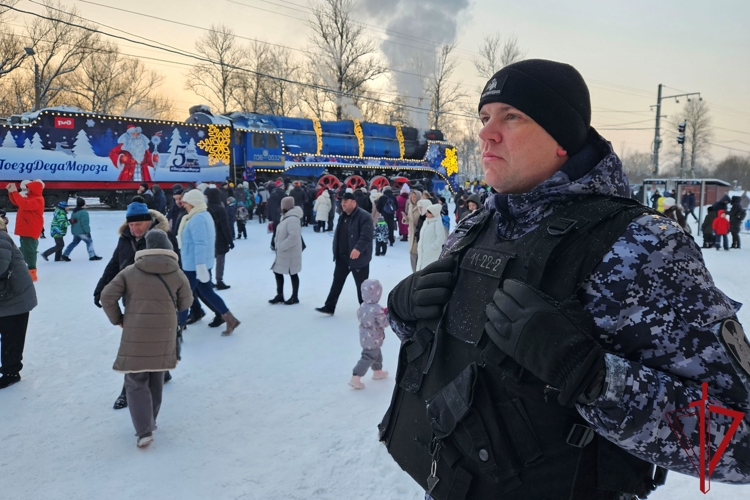 В Санкт-Петербурге сотрудники Росгвардии обеспечили правопорядок и безопасность во время пребывания поезда Деда Мороза