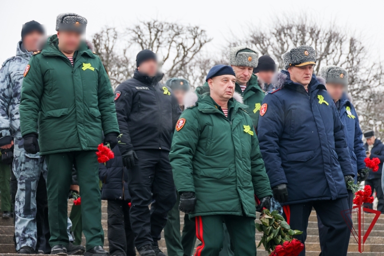 Представители ГУ Росгвардии приняли участие в общегородском мероприятии на Пискарёвском мемориальном кладбище