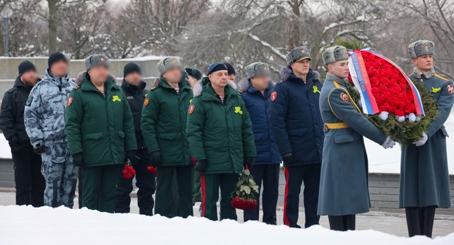 Представители ГУ Росгвардии приняли участие в общегородском мероприятии на Пискарёвском мемориальном кладбище
