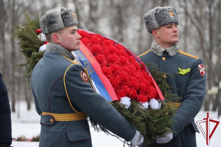 Представители ГУ Росгвардии приняли участие в общегородском мероприятии на Пискарёвском мемориальном кладбище