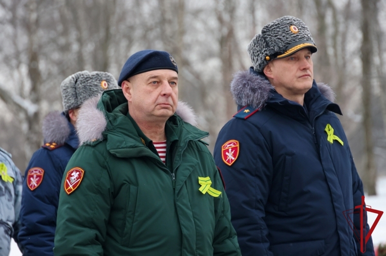 Представители ГУ Росгвардии приняли участие в общегородском мероприятии на Пискарёвском мемориальном кладбище