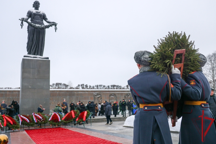 Представители ГУ Росгвардии приняли участие в общегородском мероприятии на Пискарёвском мемориальном кладбище