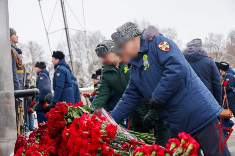 Представители ГУ Росгвардии приняли участие в общегородском мероприятии на Пискарёвском мемориальном кладбище