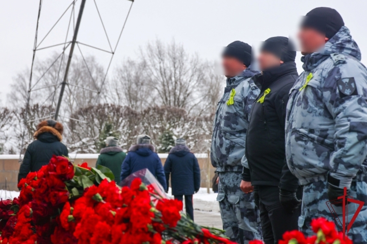 Представители ГУ Росгвардии приняли участие в общегородском мероприятии на Пискарёвском мемориальном кладбище