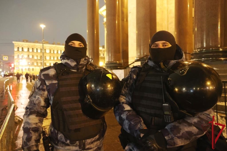 В Санкт-Петербурге и Ленобласти сотрудники и военнослужащие Росгвардии обеспечили правопорядок в Рождество Христово