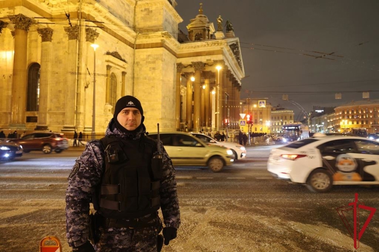 В Санкт-Петербурге и Ленобласти сотрудники и военнослужащие Росгвардии обеспечили правопорядок в Рождество Христово