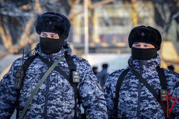 В Санкт-Петербурге сотрудники и военнослужащие Росгвардии обеспечили правопорядок при проведении матча КХЛ