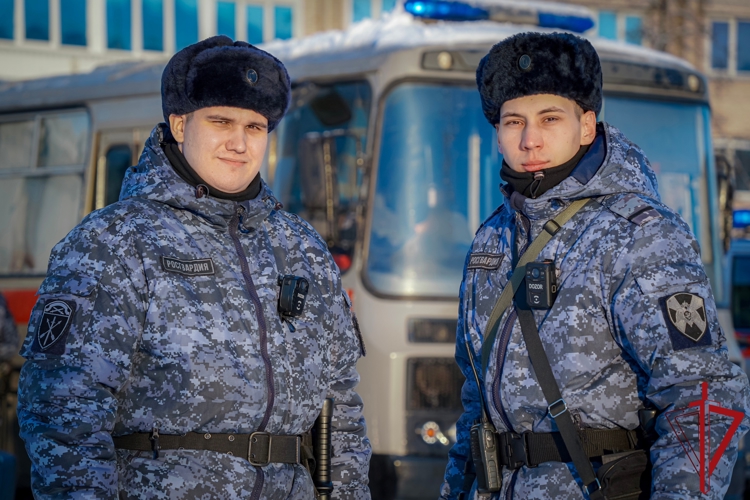 В Санкт-Петербурге сотрудники и военнослужащие Росгвардии обеспечили правопорядок при проведении матча КХЛ