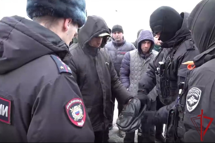 В Санкт-Петербурге сотрудники ОМОН Росгвардии оказали содействие полиции в проведении профилактического рейда