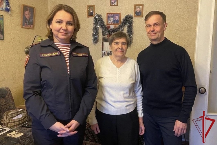 В Санкт-Петербурге и Ленобласти росгвардейцы поздравили с новогодними праздниками ветеранов и матерей погибших сослуживцев
