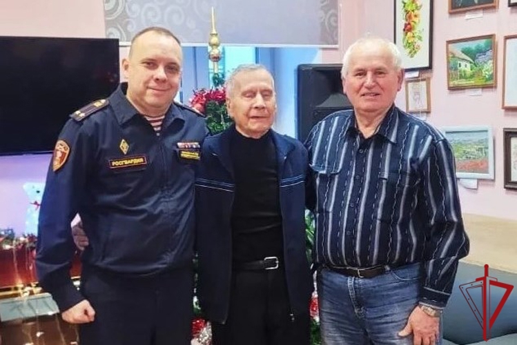 В Санкт-Петербурге и Ленобласти росгвардейцы поздравили с новогодними праздниками ветеранов и матерей погибших сослуживцев
