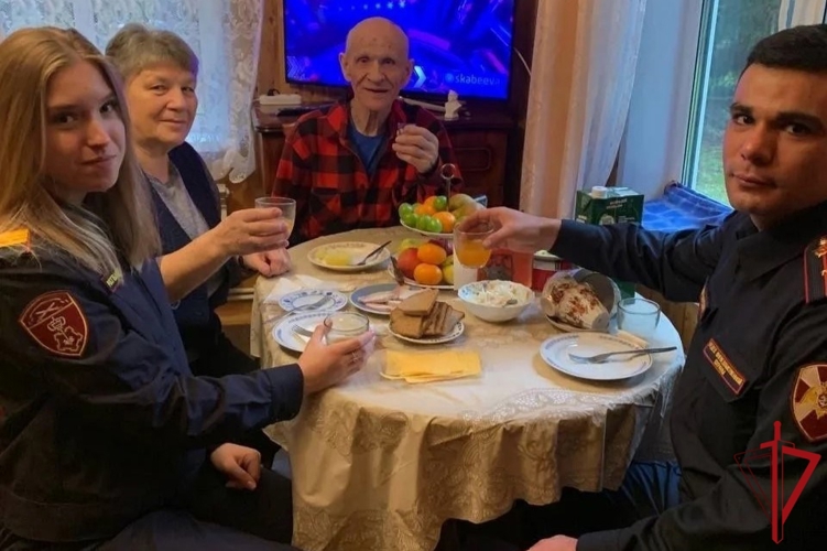 В Санкт-Петербурге и Ленобласти росгвардейцы поздравили с новогодними праздниками ветеранов и матерей погибших сослуживцев