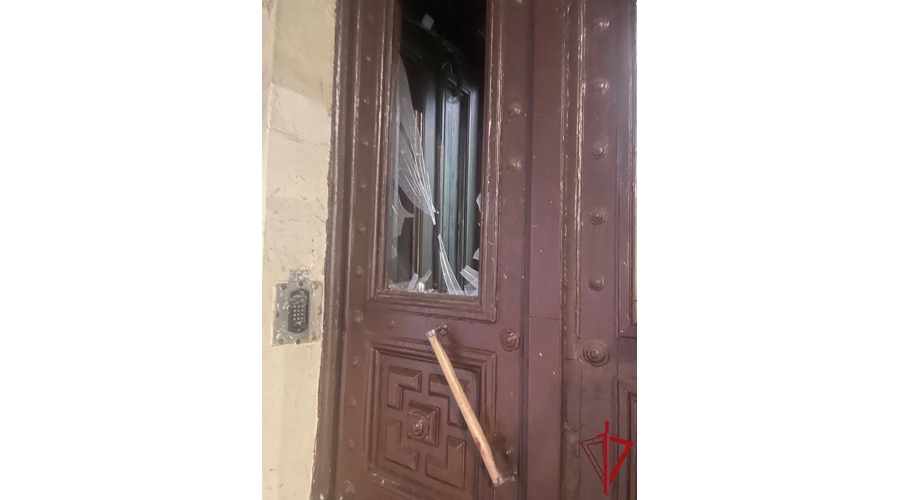 На Васильевском острове наряд вневедомственной охраны задержал хулигана, повредившего входную дверь жилого дома