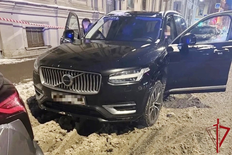 В Центральном районе сотрудники Росгвардии обнаружили внедорожник, угнанный перед новогодними праздниками в Ленобласти