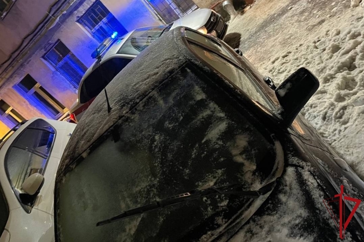 В Центральном районе росгвардейцы задержали правонарушителя, пытавшегося проникнуть в запертый припаркованный автомобиль