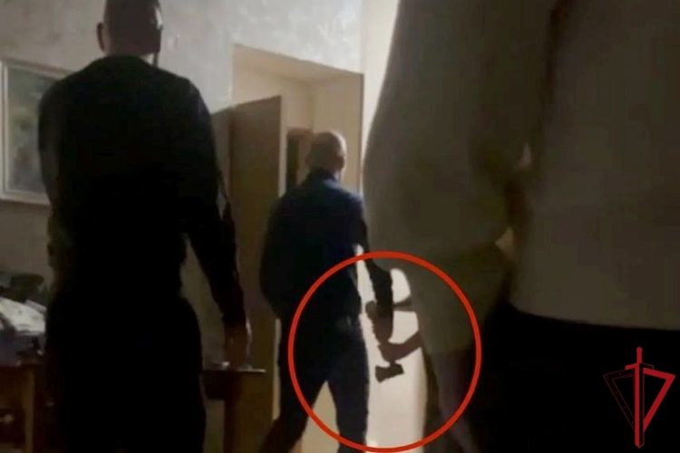 В Красногвардейском районе наряд Росгвардии задержал гражданина, топором повредившего имущество соседа, нарушавшего тишину
